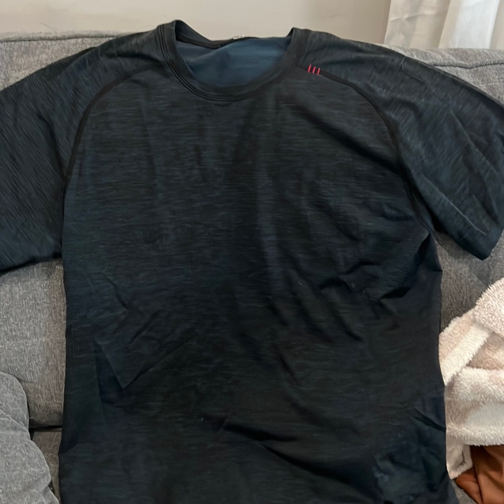 Mens Lululemon large workout t shirt